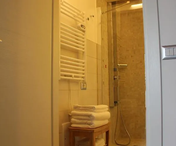 Foresteria Di Bed and Breakfast Μενάτζιο
